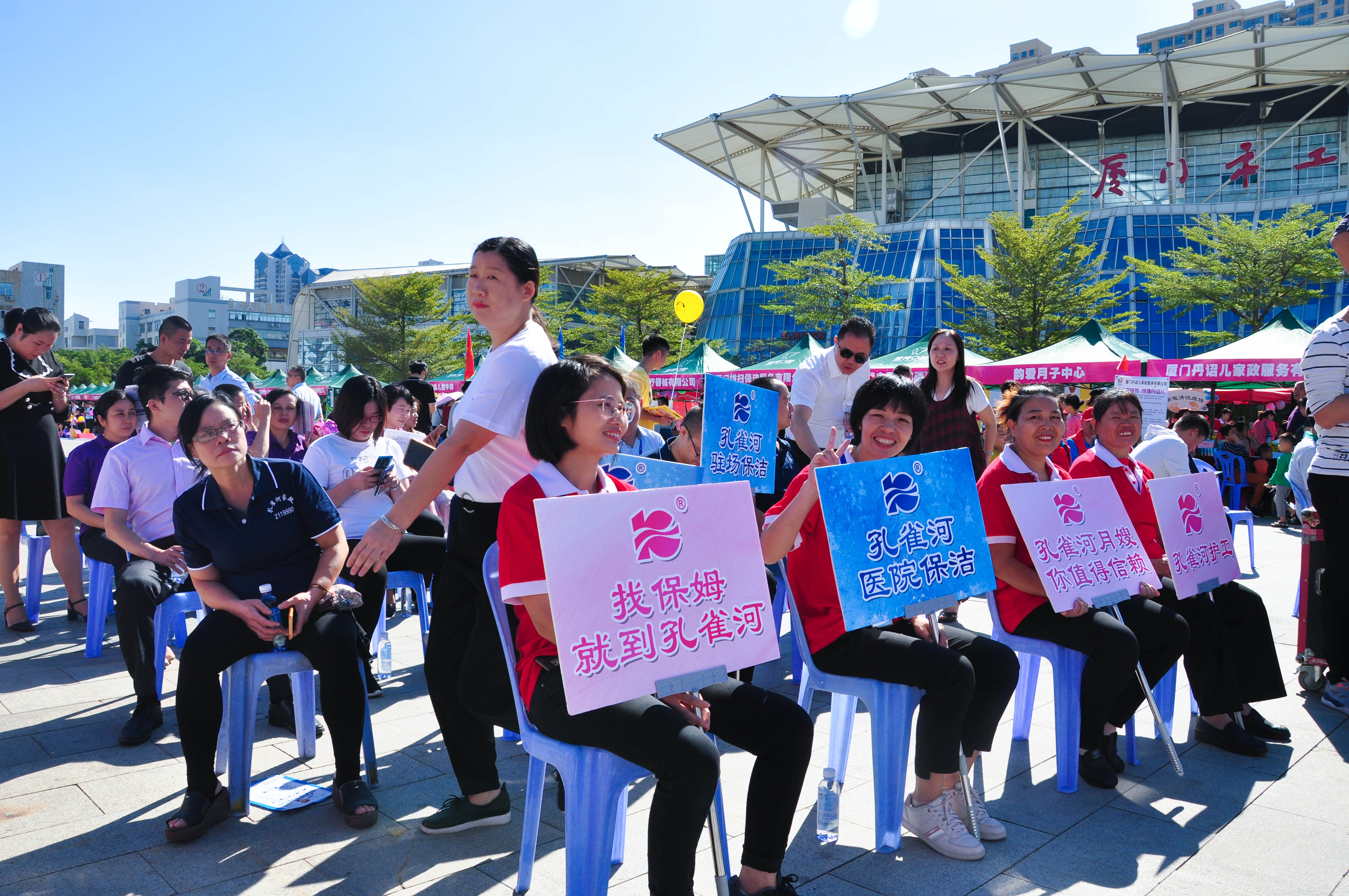 �g��Ц�Z��һ����ʮ�˰���ˇ�R�ψ�(ch��ng)������ȸ�������B�T�е����ü�����(ji��)